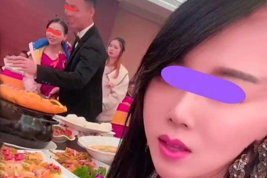 Đang ăn cỗ cưới, cô gái tá hỏa phát hiện không quen cô dâu chú rể