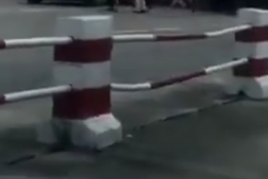 Một lái xe bị nhân viên trạm thu phí quốc lộ 5 hành hung