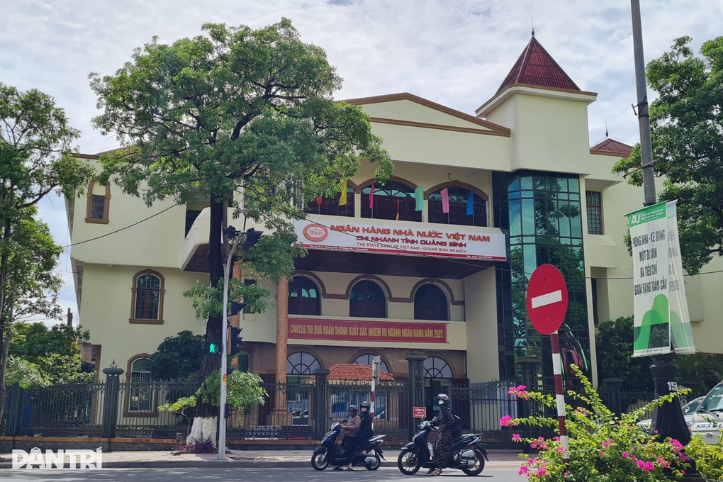 Giám đốc Ngân hàng Nhà nước chi nhánh Quảng Bình bất ngờ xin nghỉ hưu sớm - 1 Giám đốc Ngân hàng Nhà nước chi nhánh Quảng Bình bất ngờ xin nghỉ hưu sớm - 1