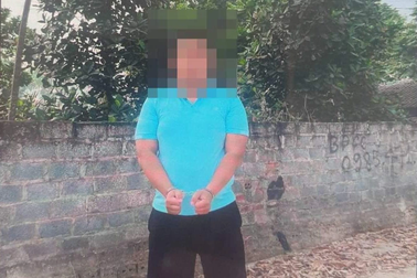 Khoe ảnh khóa tay bằng còng số 8, 2 thanh niên bị phạt 30 triệu đồng