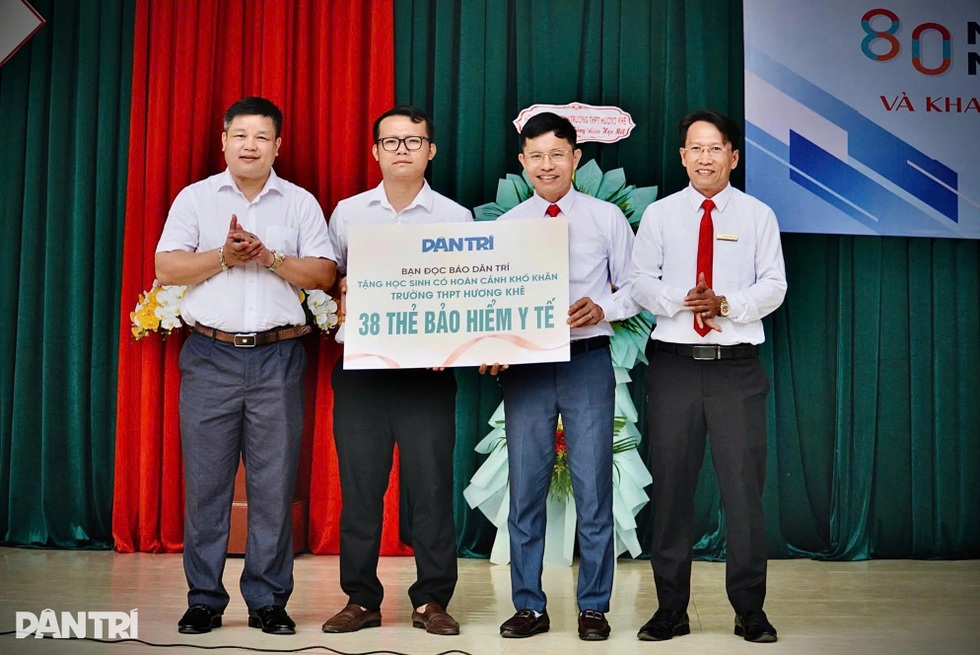 Năm học mới, báo Dân trí đã trao 2.006 thẻ BHYT đến các học sinh khó khăn - 7