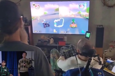 Noland Arbaugh chơi game đua xe bằng ý nghĩ của mình