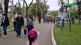 Người dân đổ về công viên vui chơi ngày mùng 6 Tết