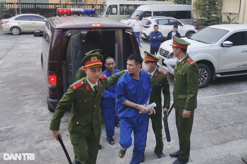 Hai tên cướp tiệm vàng ở Hải Dương lĩnh 46 năm tù - 1 Hai tên cướp tiệm vàng ở Hải Dương lĩnh 46 năm tù - 1