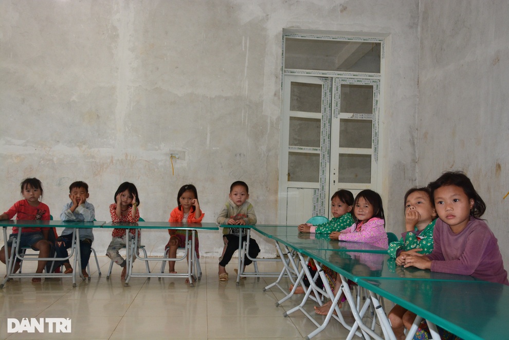 Những đứa trẻ cuốc bộ hơn 2 giờ đồng hồ đi tìm con chữ - 5 Những đứa trẻ cuốc bộ hơn 2 giờ đồng hồ đi tìm con chữ - 5