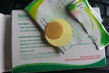 Trẻ hôn mê, loạn tri giác vì miếng dán chống say tàu xe