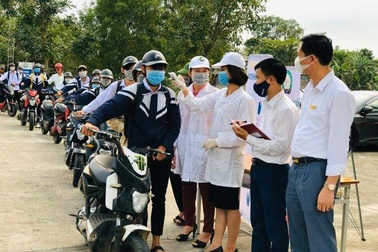 Hà Tĩnh: Đo thân nhiệt cho học sinh THPT 2 lần mỗi ngày tại cổng trường