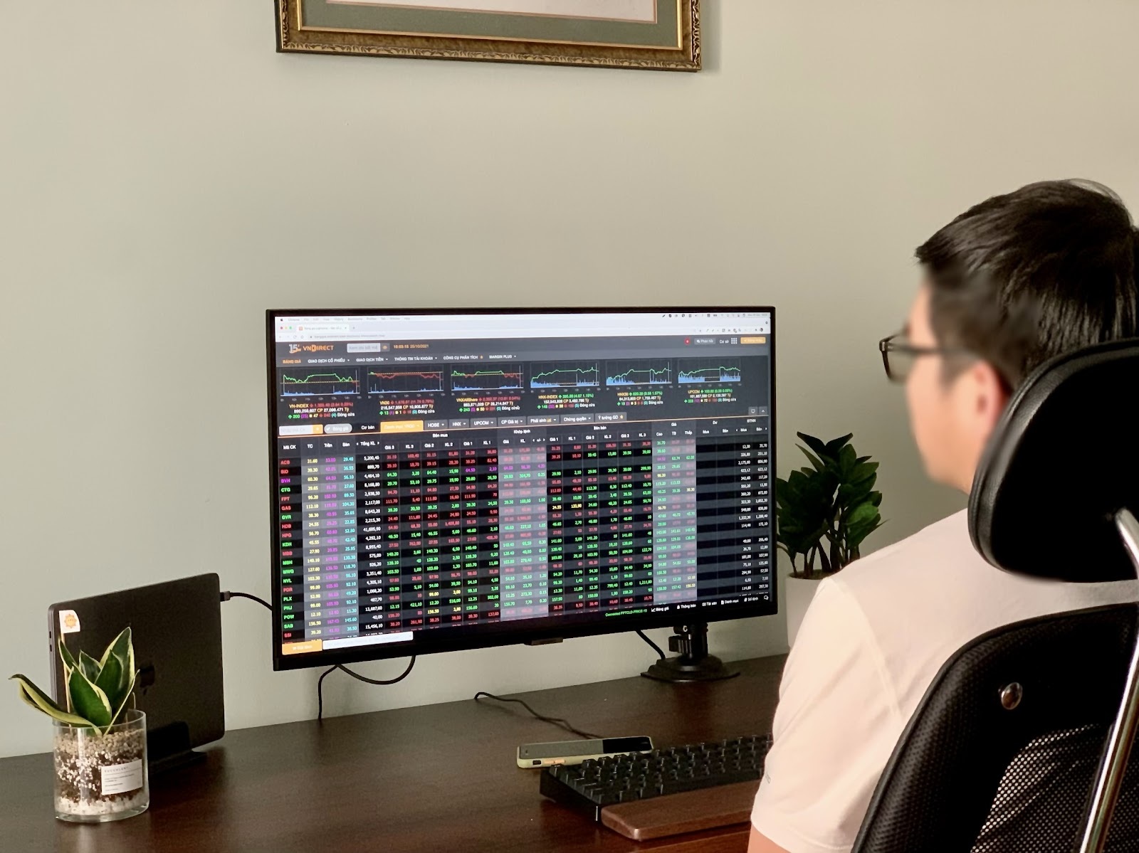 Giới trẻ ôm mộng đổi đời từ chứng khoán: Đừng thấy hoa nở mà ngỡ xuân về! - 1