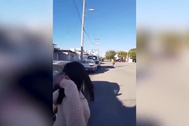 Chết cười người mẹ dùng “tuyệt chiêu phi dép” để trừng phạt con gái từ khoảng cách xa