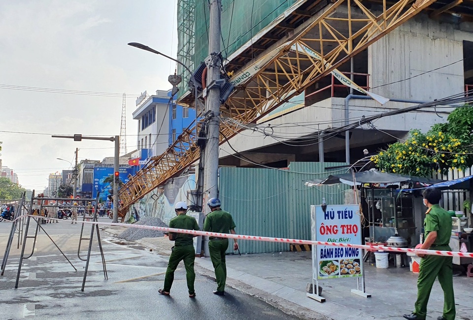 Phú Yên: Cứng người đứng nhìn cẩu tháp rơi từ tầng 20 xuống đường - 5 Phú Yên: Cứng người đứng nhìn cẩu tháp rơi từ tầng 20 xuống đường - 5