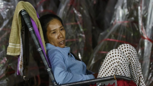 Tiểu thương bán hoa ở TPHCM mong người dân mua hoa sớm để về quê đón Tết