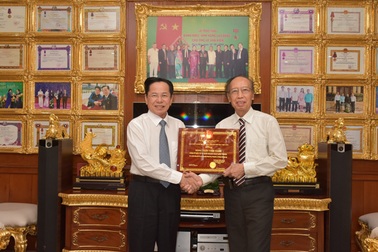 Anh hùng Lao động Lê Văn Kiểm tặng Quỹ khuyến học “Vòng tay đồng đội” 500 triệu đồng