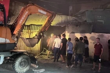 Dùng máy xúc phá tường để kịp thời chữa cháy ở chợ Cửa Ông