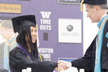 Nữ sinh gốc Việt được trao bằng xuất sắc ở Mỹ