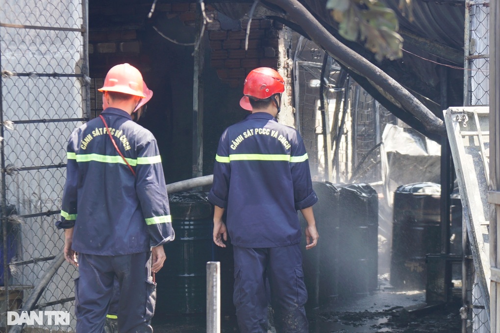 Cháy lớn kèm tiếng nổ trong ngôi nhà ở Bình Định - 1 Cháy lớn kèm tiếng nổ trong ngôi nhà ở Bình Định - 1