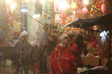 Đội mưa đi ngắm phố đèn lồng