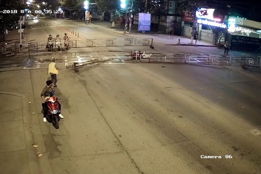 Xôn xao clip thanh niên phóng xe máy tông sập rào chắn tàu