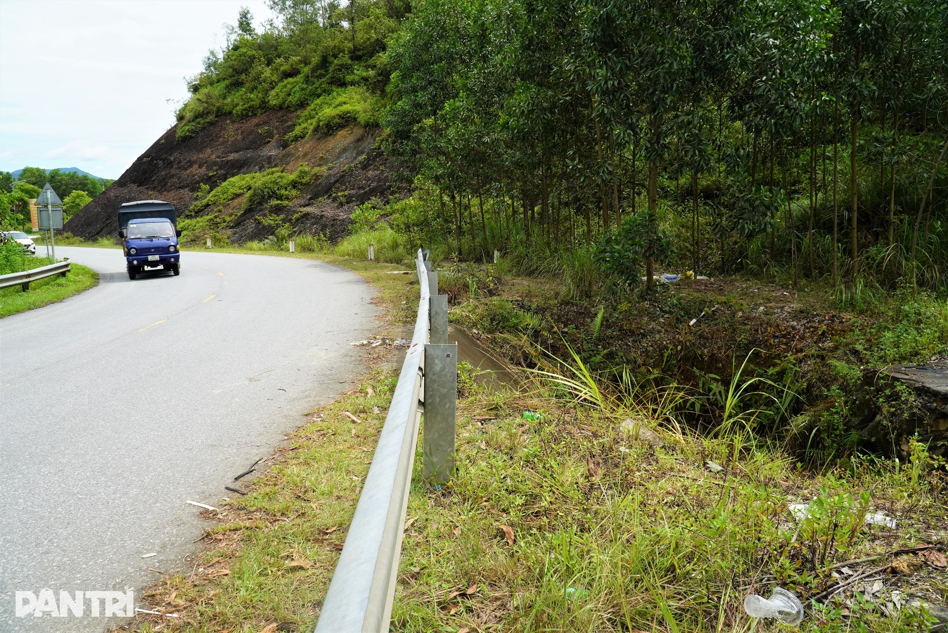 Cận cảnh cung đường vụ ngã xe, rơi trúng tử thi cùng ngày tháng năm sinh - 7 Cận cảnh cung đường vụ ngã xe, rơi trúng tử thi cùng ngày tháng năm sinh - 7