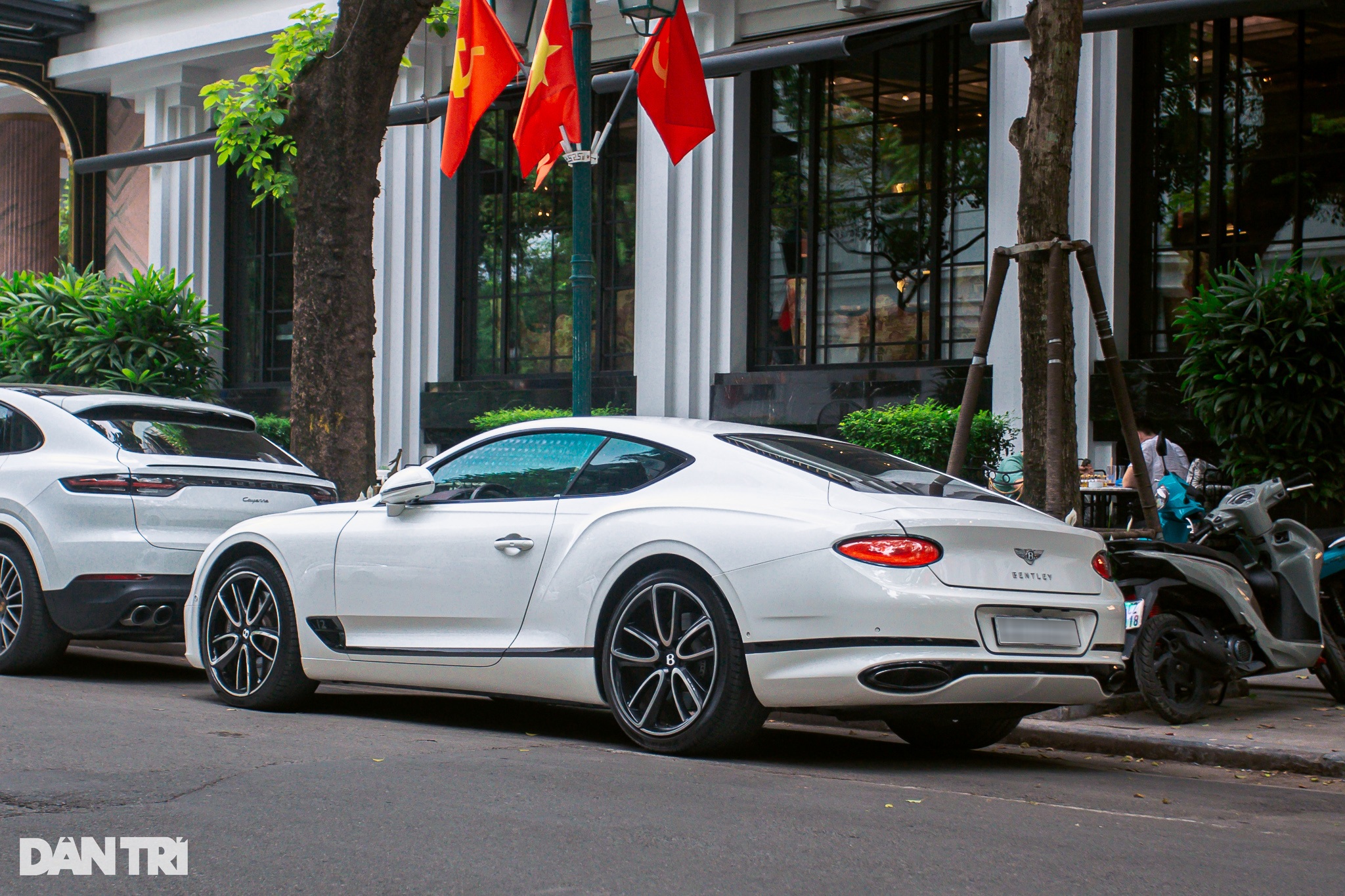 View - Đi gần 12.000km, xe Bentley Continental GT W12 mất giá hơn 10 tỷ đồng | Báo Dân trí