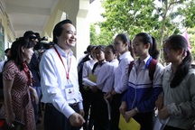 Bộ trưởng Phùng Xuân Nhạ động viên thí sinh trước giờ thi tại Đắk Lắk