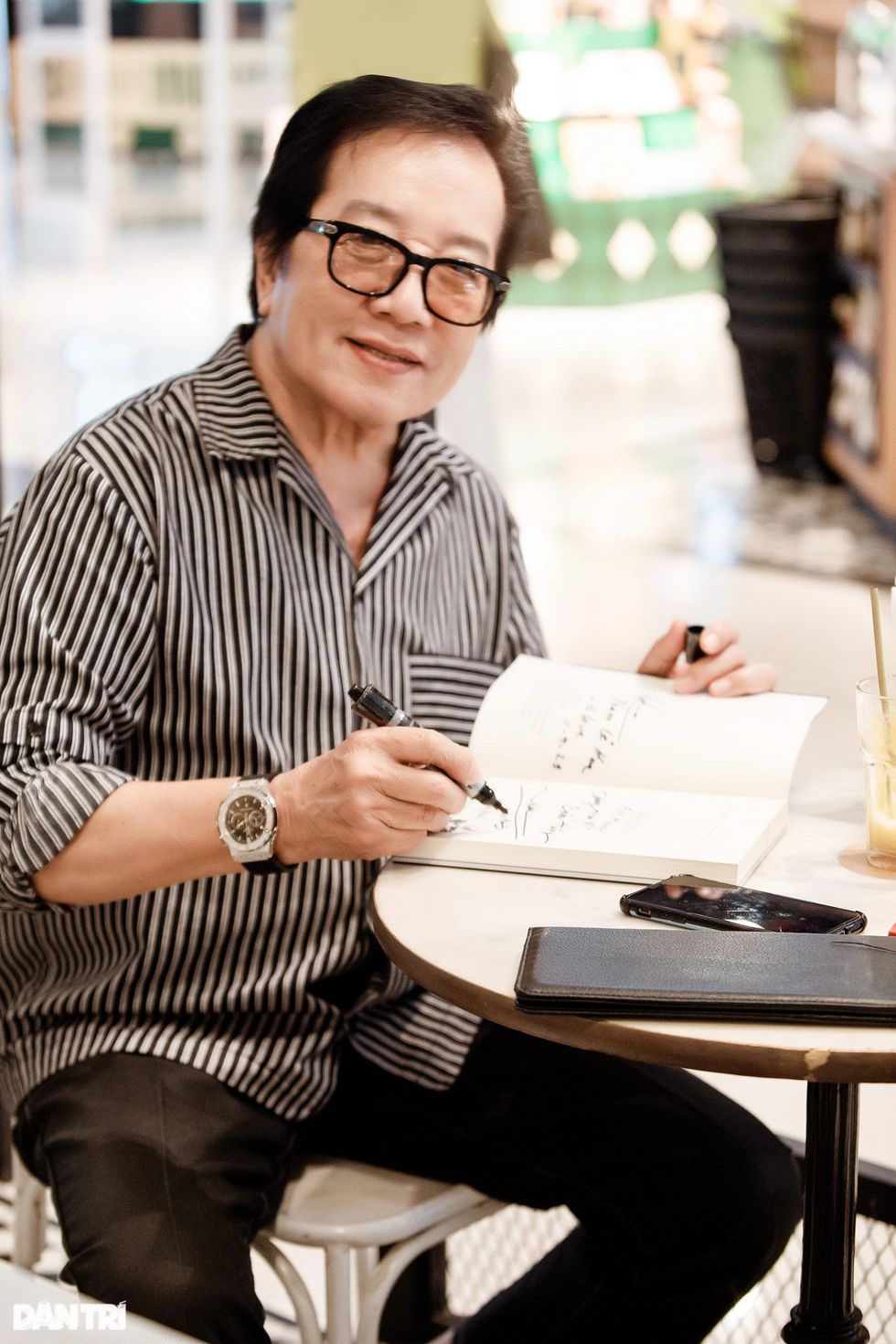 Elvis Phương: 43 năm mặn nồng bên vợ kém tuổi, lần đầu hé lộ về 4 người con - 2 Elvis Phương: 43 năm mặn nồng bên vợ kém tuổi, lần đầu hé lộ về 4 người con - 2