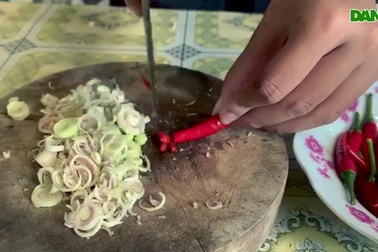 Món ốc xào sả mùa nước lũ ở miền Tây