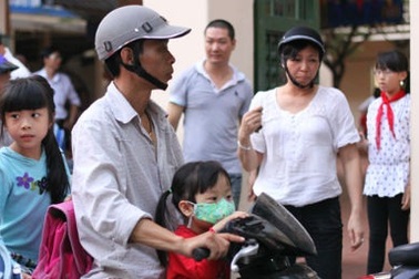 Thuê hẳn một tài xế riêng đưa con đi học, đón chồng đi nhậu ngày cận Tết