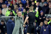 HLV Mourinho ám chỉ bị trọng tài UEFA trù dập