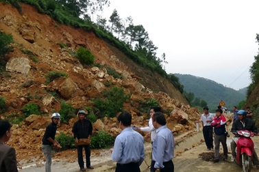 Sạt lở 15.000 m3 đất đá gây tê liệt tỉnh lộ