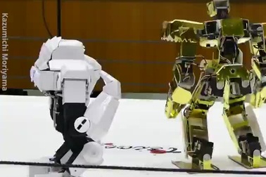 Bật cười với những màn đấu vật đầy hài hước của robot