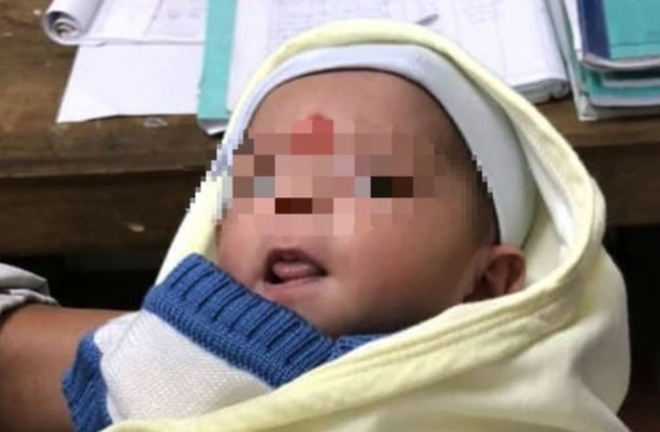 Bé gái sơ sinh bị bỏ rơi gần chùa, kiến bám đầy người - 1