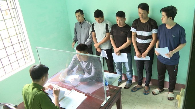 Các đối tượng liên quan vụ án tại cơ quan điều tra: Đỗ Lê Việt Hào (ngồi); chủ quán Hoàng Minh Phúc (áo khoác ngoài cùng bìa trái); các đối tượng làm thuê cho Phúc lần lượt từ trái qua: Quang, Khanh, Quý, Lợi