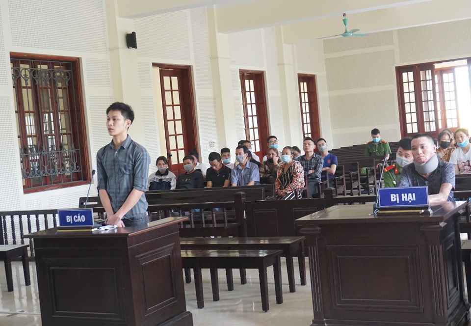 Nam thanh niên tẩm xăng đốt đồng nghiệp vì món nợ 2,5 triệu đồng - 3 Nam thanh niên tẩm xăng đốt đồng nghiệp vì món nợ 2,5 triệu đồng - 3