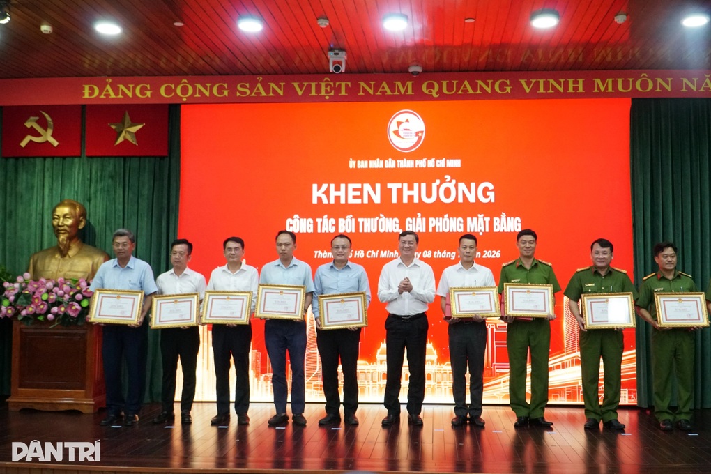5 đơn vị công an được khen trong công tác giải phóng mặt bằng ở TPHCM - 1