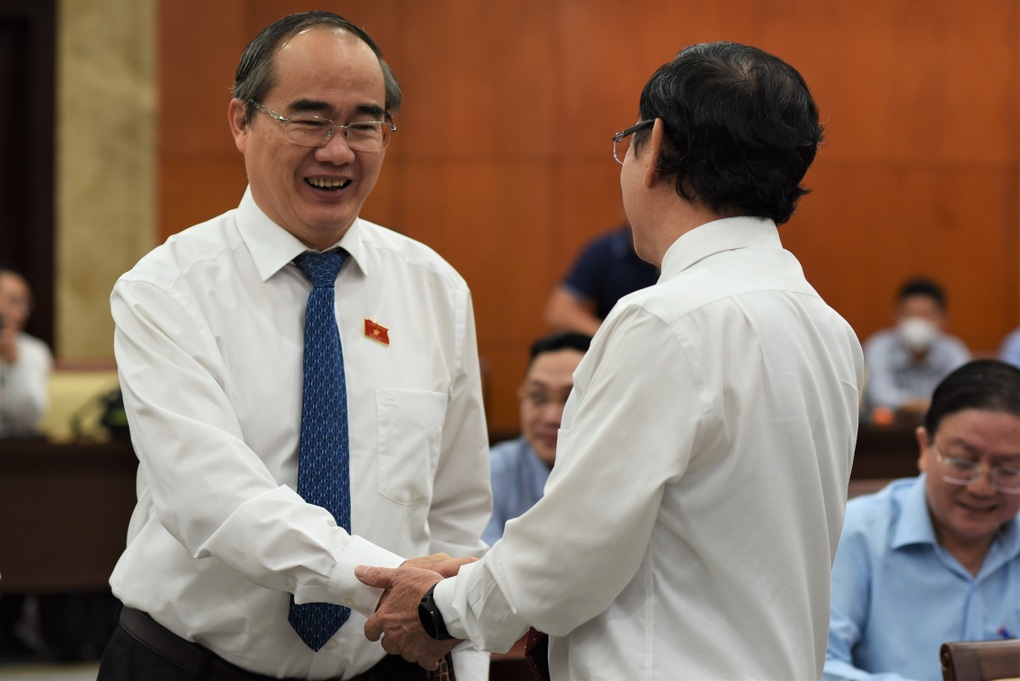 Chủ tịch UBND TPHCM ngồi bàn chất vấn tại kỳ họp HĐND cuối năm - 4 Chủ tịch UBND TPHCM ngồi bàn chất vấn tại kỳ họp HĐND cuối năm - 4