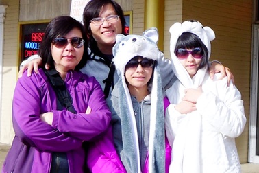 Vợ chồng Phương Thảo- Ngọc Lễ: Dạy con ăn cơm Việt!