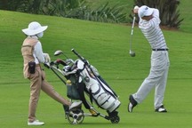 Nữ caddy sân golf tiết lộ tủi hờn bị chửi bới, quấy rối tình dục