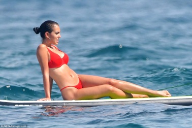 Bạn gái Ronaldo nóng bỏng trên biển