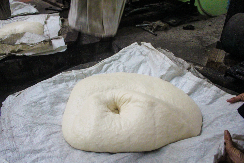 Gia đình 3 thế hệ làm bánh dày: Nửa đêm rầm rập giã, ngày hết 300kg gạo nếp - 5 Gia đình 3 thế hệ làm bánh dày: Nửa đêm rầm rập giã, ngày hết 300kg gạo nếp - 5