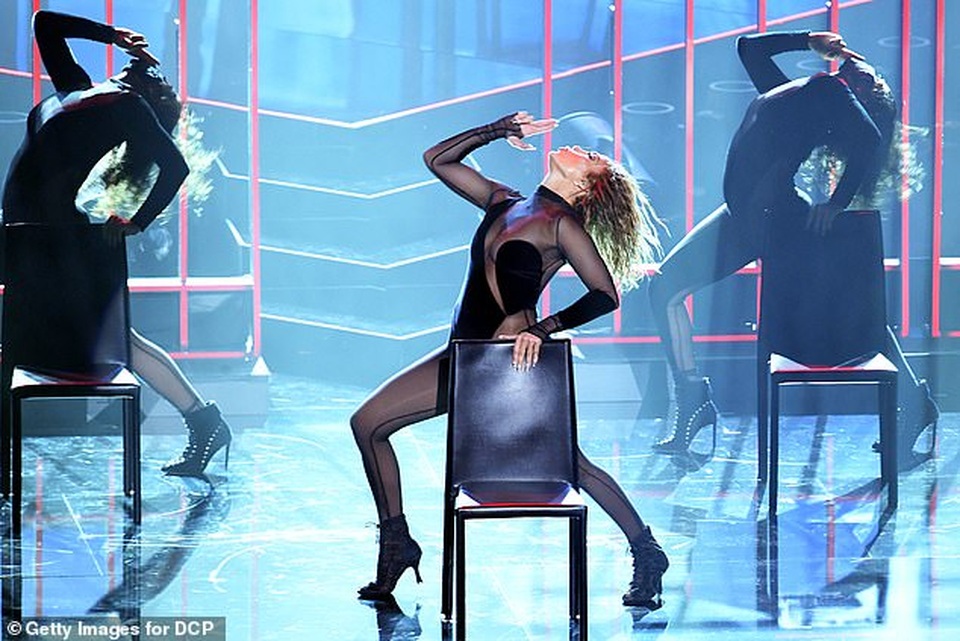 Fans tố Jennifer Lopez bắt chước màn diễn của Beyonce - 8 Fans tố Jennifer Lopez bắt chước màn diễn của Beyonce - 8