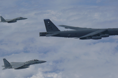 "Pháo đài bay" B-52 của Mỹ diễn tập trên biển Hoa Đông