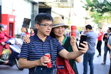 Nhiều suy đoán về ý nghĩa của mẫu lon Coca-Cola phiên bản song ngữ và kết quả là đây…