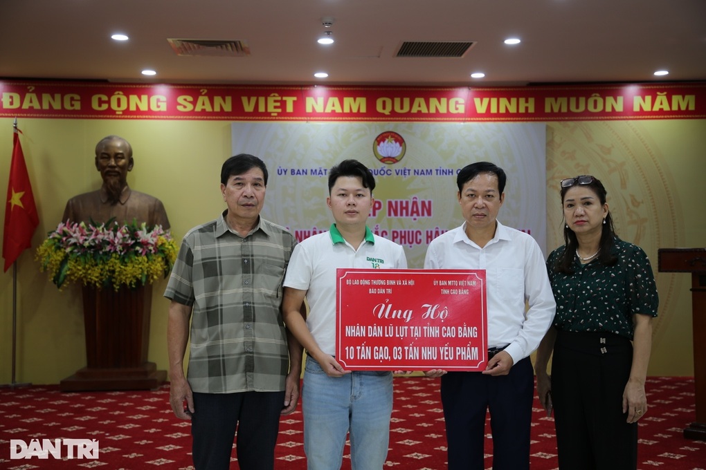 Chuyển hết tiền cho vợ để đi vào tâm sạt lở, mang yêu thương đến đồng bào - 3 Chuyển hết tiền cho vợ để đi vào tâm sạt lở, mang yêu thương đến đồng bào - 3