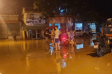 Nước sông Hồng dâng cao, người dân TP Yên Bái lại hối hả chạy lũ