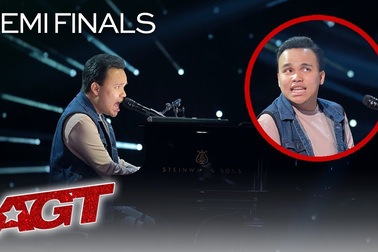 Cảm động trước tiếng hát của chàng trai khiếm thị - tự kỷ