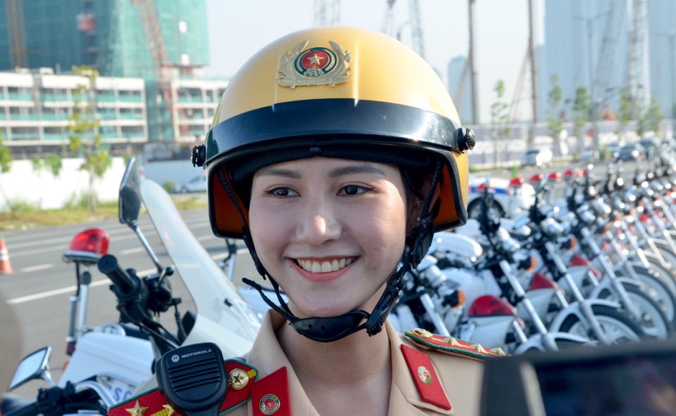 Đội hình nữ CSGT dẫn đoàn đầu tiên tại TPHCM chính thức hoạt động - 4 Đội hình nữ CSGT dẫn đoàn đầu tiên tại TPHCM chính thức hoạt động - 4