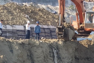 Giám sát việc tháo dỡ bức tường chắn “khủng” sai phép đe dọa nhà dân