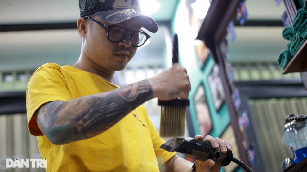 Thợ cắt tóc thất nghiệp chuyển nghề mưu sinh qua ngày - 6 Thợ cắt tóc thất nghiệp chuyển nghề mưu sinh qua ngày - 6