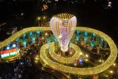 Ngắm linh vật rắn dài 135m tại Phú Yên