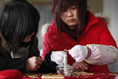 Phụ huynh Mỹ được khuyên vứt bỏ trang sức rẻ tiền của con